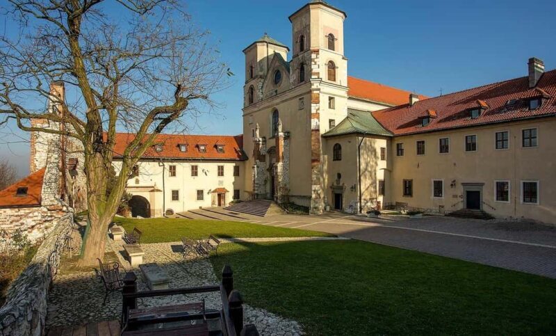Boat trip to Tyniec: Benedictine abbey and gourmet break - Discovering Tyniec Abbey: A Historic Clifftop Retreat