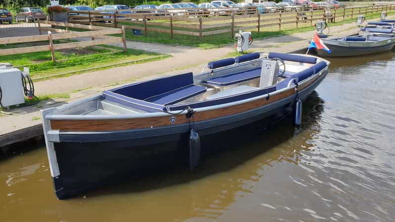 boatrental-2-hours-12-person-with-steeringwheel-and-cushions