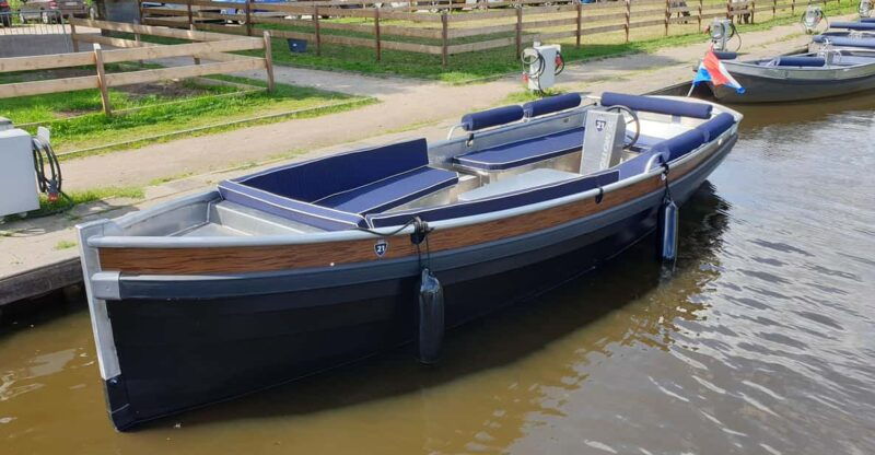boatrental-2-hours-12-person-with-steeringwheel-and-cushions