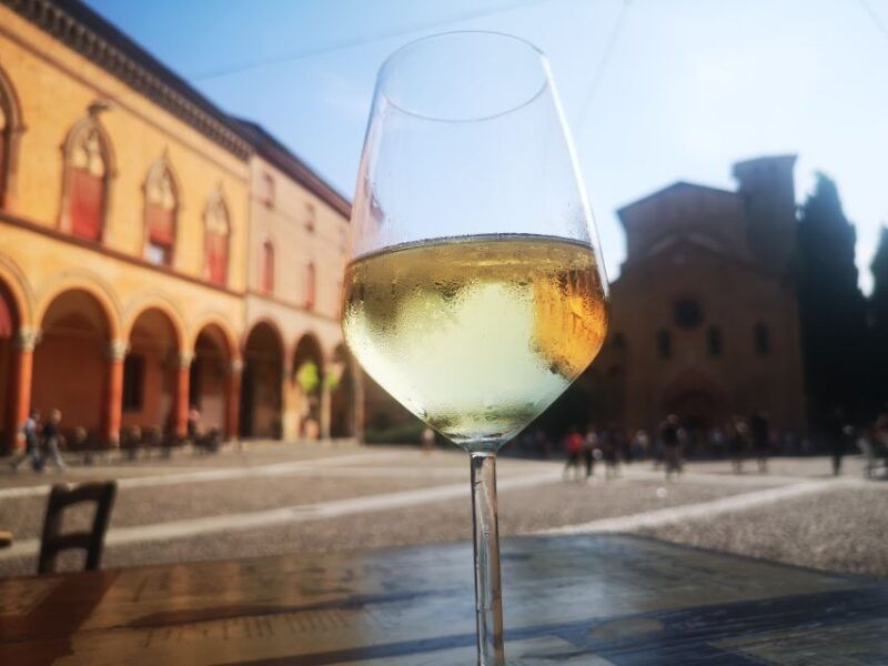 bologna-city-center-guided-wine-walking-tour