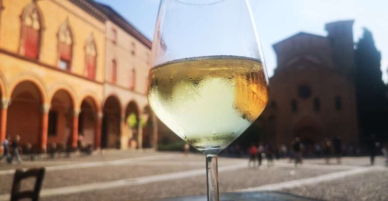 bologna-city-center-guided-wine-walking-tour