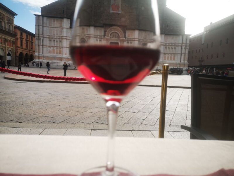 bologna-city-center-guided-wine-walking-tour