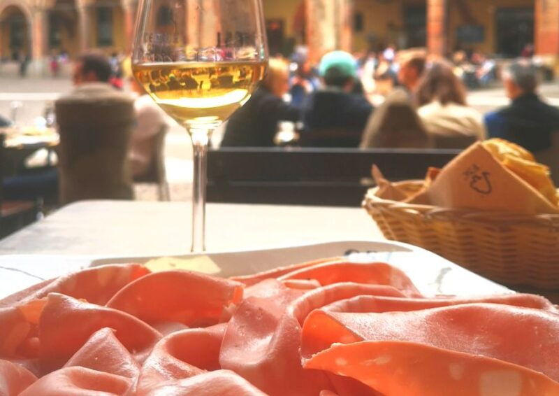 bologna-city-center-guided-wine-walking-tour