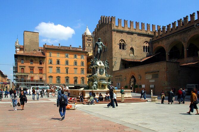 bologna-city-red-bus-and-food-tasting-2