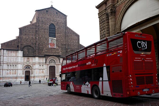 bologna-city-red-bus-and-food-tasting