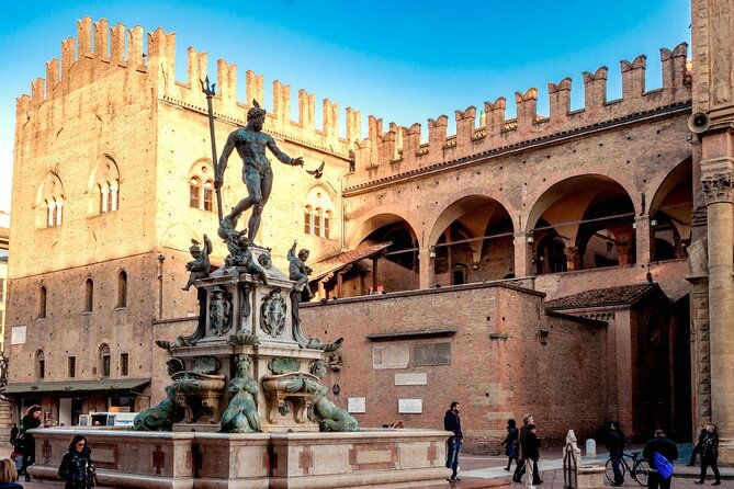 bologna-city-red-bus-and-food-tasting
