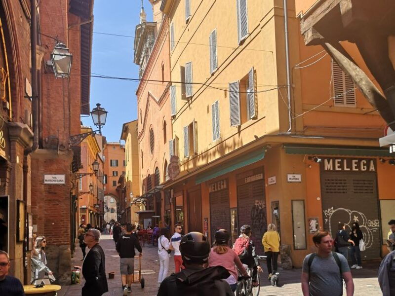 bologna-private-walking-tour-with-a-guide