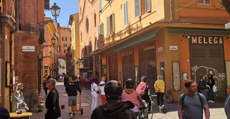 bologna-private-walking-tour-with-a-guide