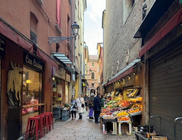 bologna-walking-tour-with-tower-sky-view-and-archiginnasio