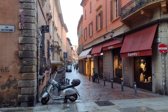 bolognas-ancient-and-recent-history-a-self-guided-audio-tour