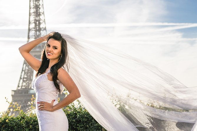 book-exclusive-eiffel-tower-photoshoot-parisian-photographer