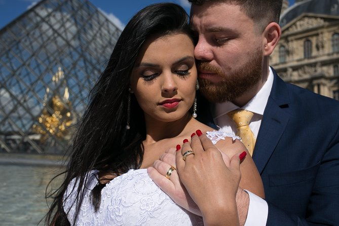 book-exclusive-eiffel-tower-photoshoot-parisian-photographer