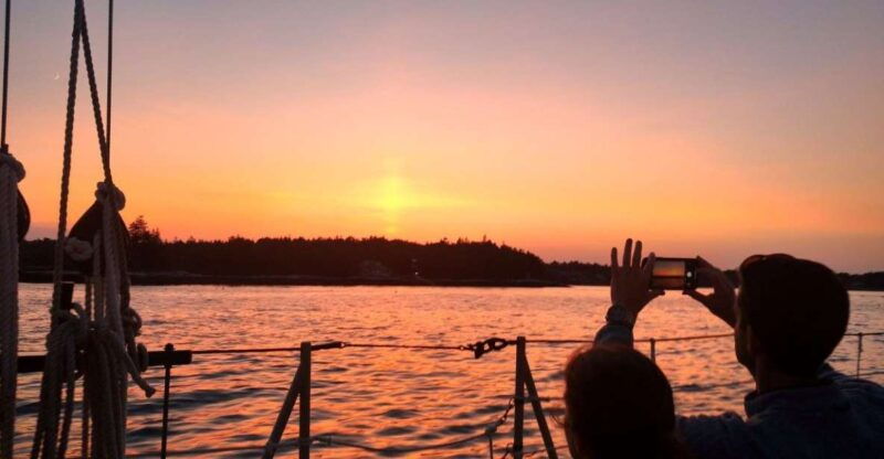 boothbay-harbor-sunset-sail-to-see-the-maine-coastline