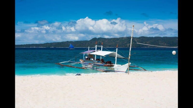 Boracay: Island Hopping Tour with Boodle Fight Lunch - Key Points