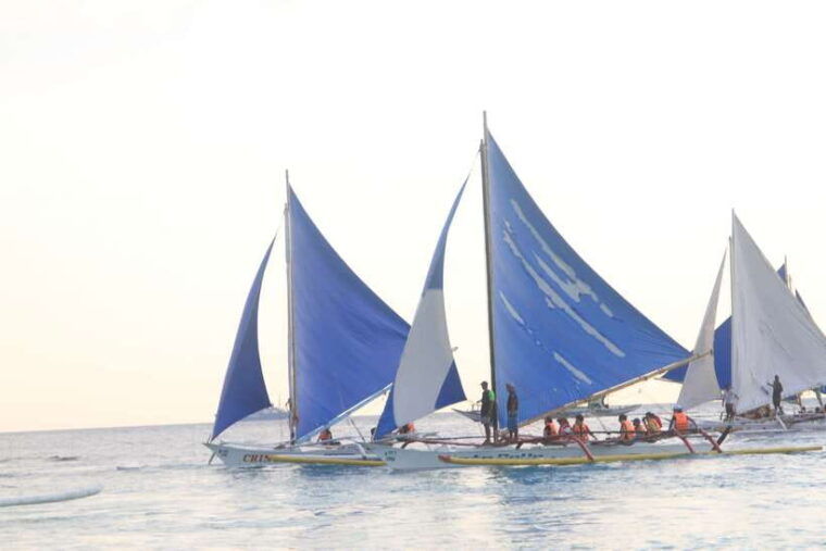 boracay-private-traditional-bamboo-boat-sailing-tour
