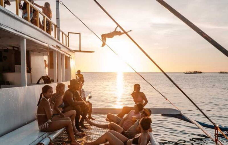 boracay-sunset-cruise-boat-party-by-haqqy-life