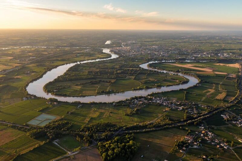 bordeaux-panoramic-flight-over-vineyards-and-chateaux