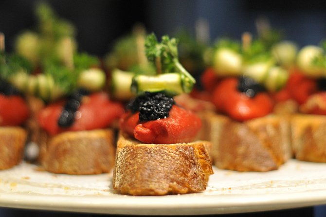 born-to-eat-gourmet-tapas-wine-small-group-tour-in-old-barcelona