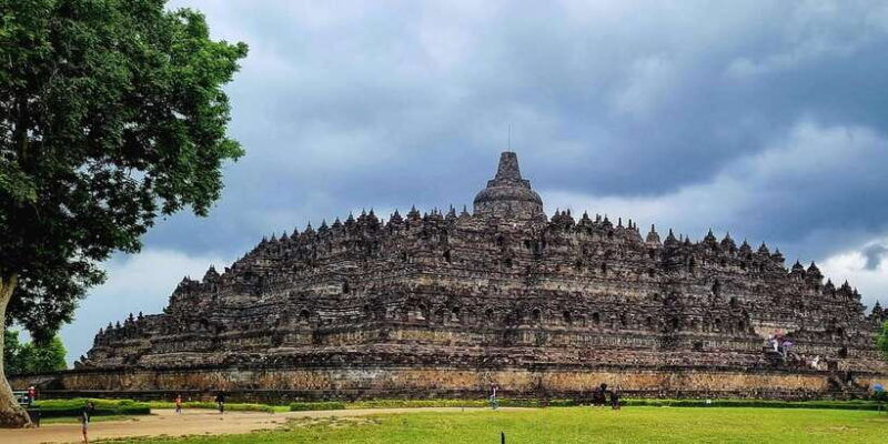borobudur-climb-to-the-top-prambanan-ramayana-ballet