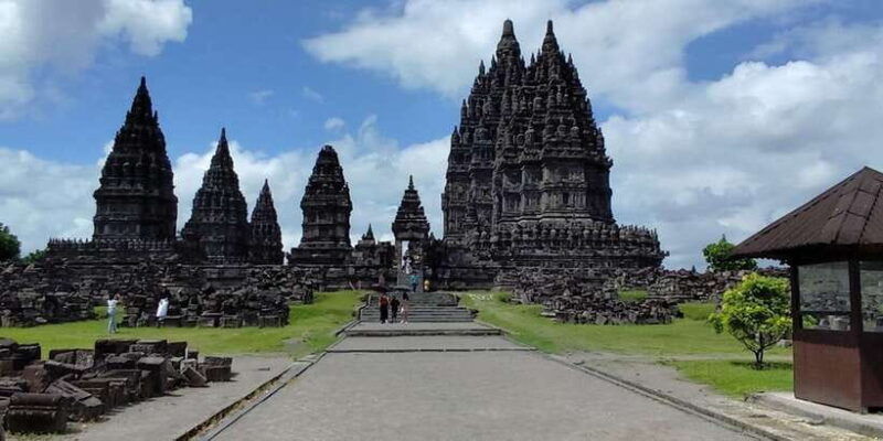 borobudur-climb-to-the-top-prambanan-ramayana-ballet
