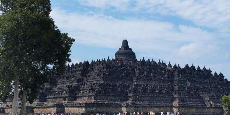borobudur-climb-to-the-top-prambanan-with-ticket-included