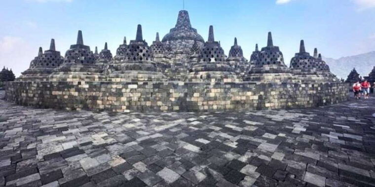borobudur-climb-to-the-top-prambanan-with-ticket-included