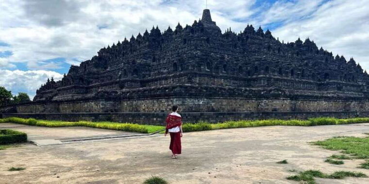 borobudur-climb-to-the-top-prambanan-with-ticket-included