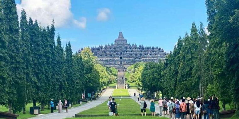 borobudur-climb-to-the-top-prambanan-with-ticket-included