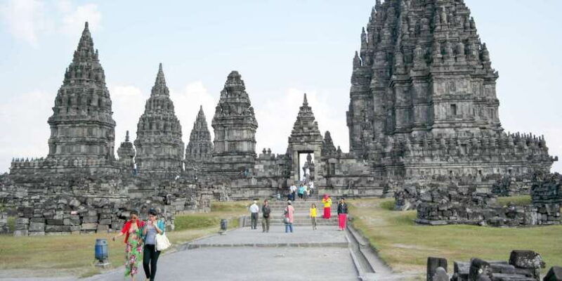 borobudur-climb-up-merapi-jeep-prambanan-with-entry-fees