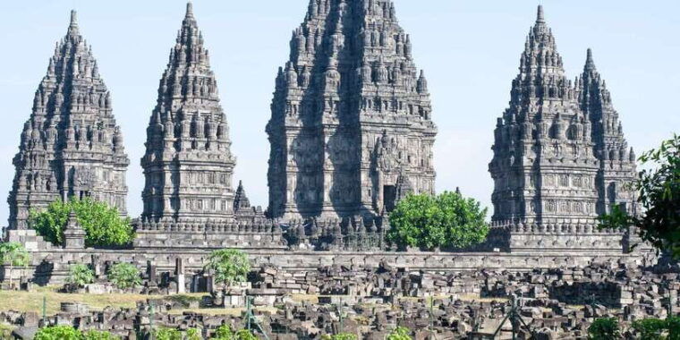 borobudur-climb-up-merapi-jeep-prambanan-with-entry-fees