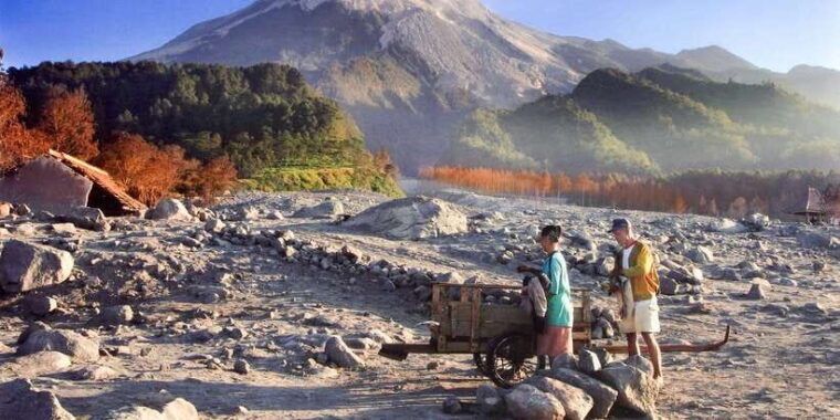 borobudur-climb-up-merapi-jeep-prambanan-with-entry-fees