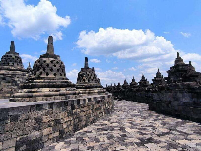 borobudur-climb-up-prambanan-tour-and-ramayana-ballet