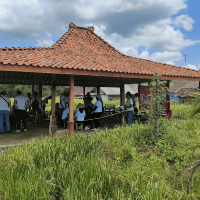 borobudur-pottery-making-workshop-with-expert-craftmen