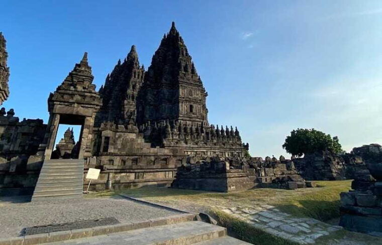 borobudur-prambanan-plaosan-ijo-temple-sunset