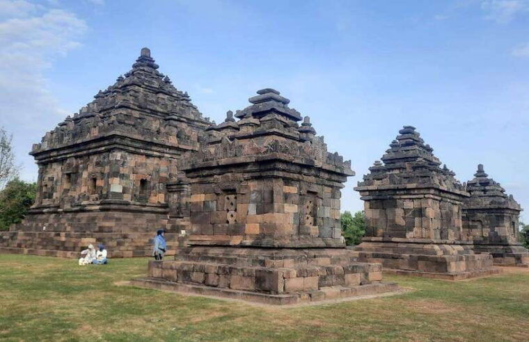 borobudur-prambanan-plaosan-ijo-temple-sunset