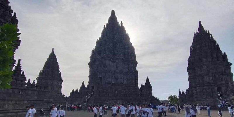 borobudur-prambanan-temple-tour