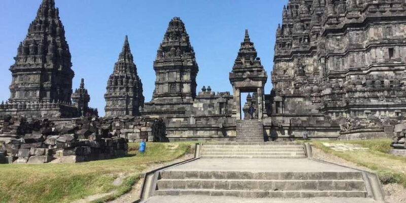 borobudur-sunrise-explore-merapi-and-prambanan-temple-tour