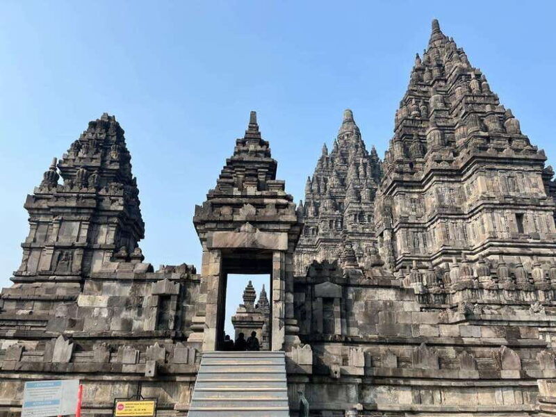 borobudur-sunrise-from-setumbu-merapi-and-prambanan-tour