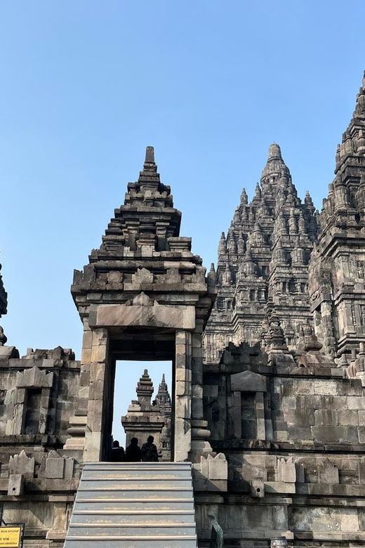 borobudur-sunrise-from-setumbu-merapi-and-prambanan-tour