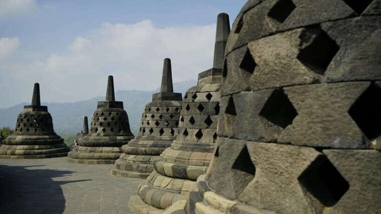 borobudur-sunrise-from-setumbu-merapi-and-prambanan-tour