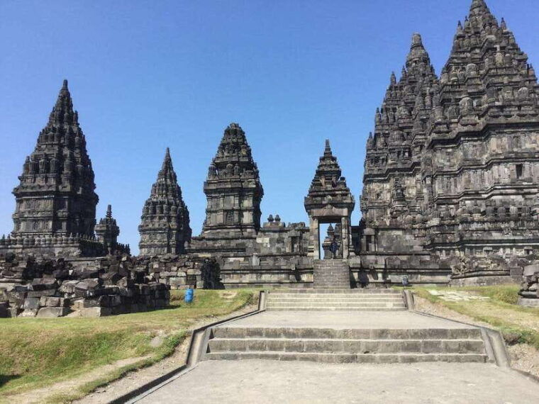 borobudur-sunrise-from-setumbu-merapi-and-prambanan-tour