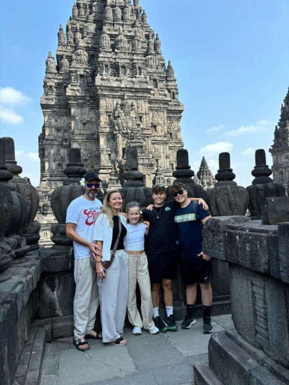 borobudur-sunrise-guarantee-climband-prambanan-temple-tour