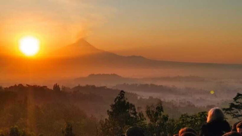 borobudur-sunrise-in-stumbu-hill-borobudur-mendut-temple