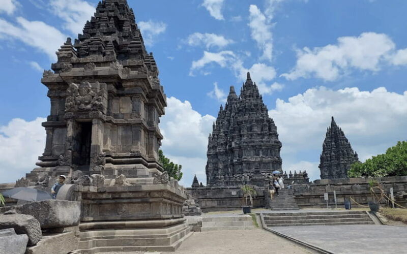 borobudur-sunrise-mount-merapi-prambanan-full-day-tour