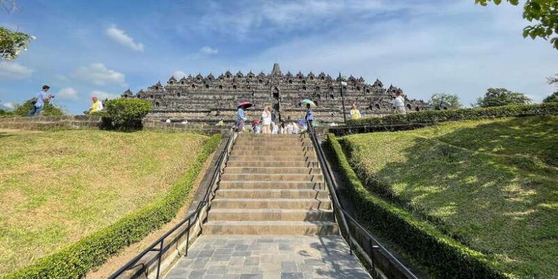 borobudur-temple-climb-to-the-top-prambanan-temple-1-day