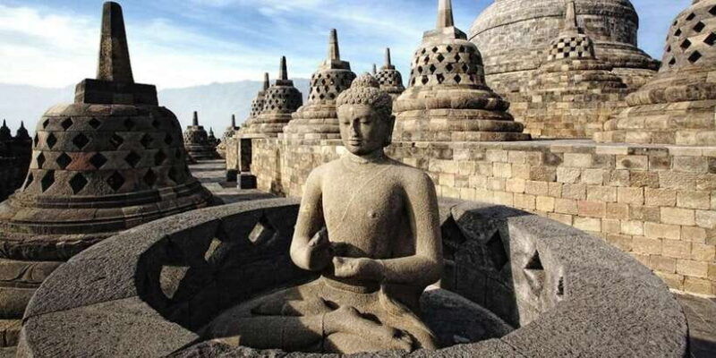 borobudur-temple-climb-to-the-top-prambanan-temple-1-day