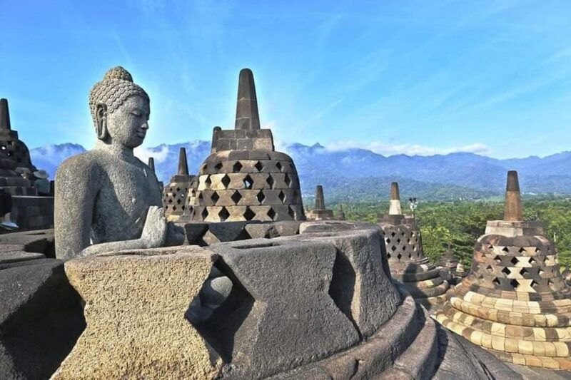 borobudur-temple-climb-to-the-top-prambanan-temple-1-day