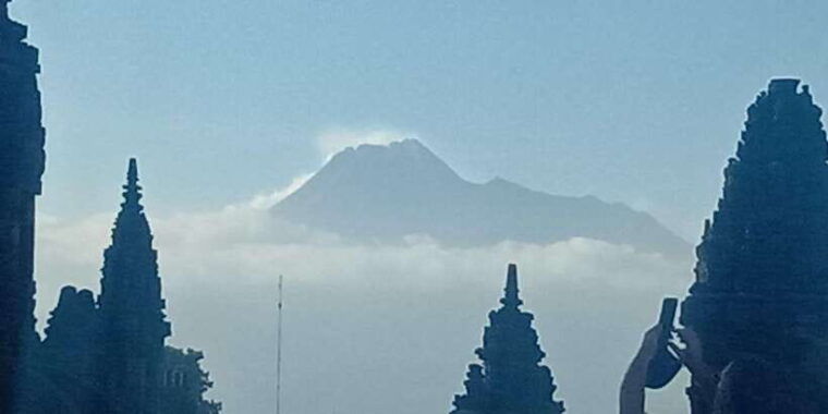 borobudur-temple-prambanan-temple-tour-from-jogjakarta