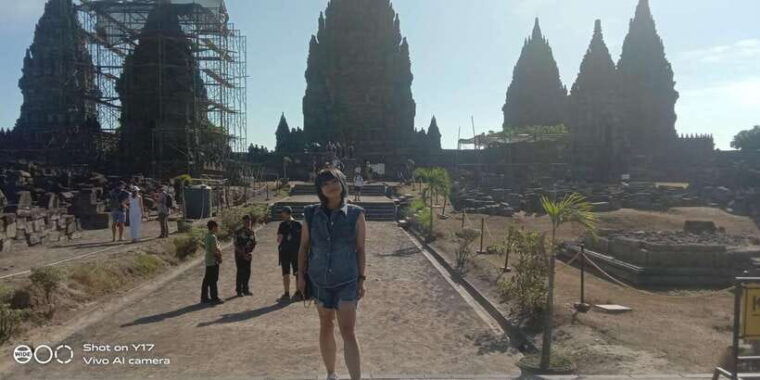 borobudur-temple-prambanan-temple-tour-from-jogjakarta