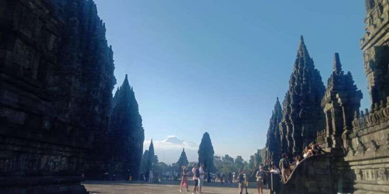 borobudur-temple-prambanan-temple-tour-from-jogjakarta